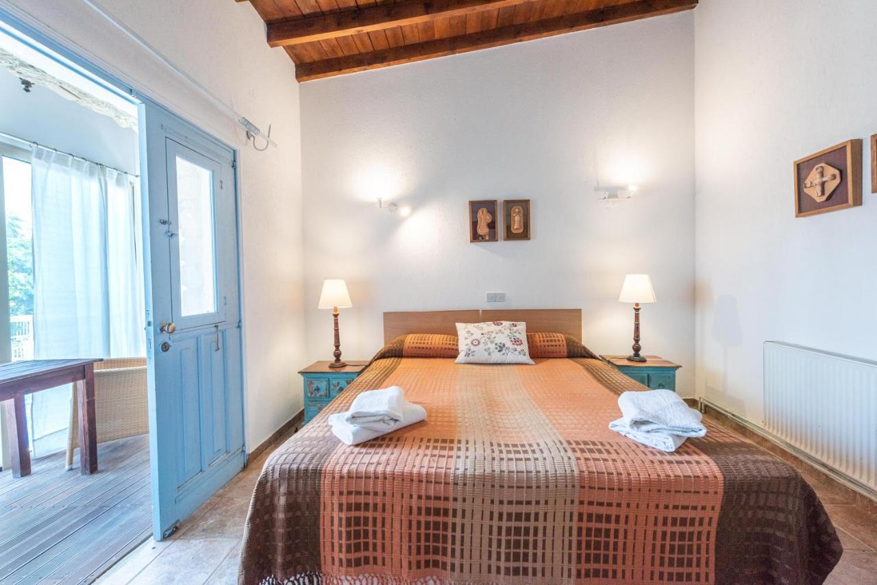 Adamos Hotel Apartments Тохни Екстериор снимка