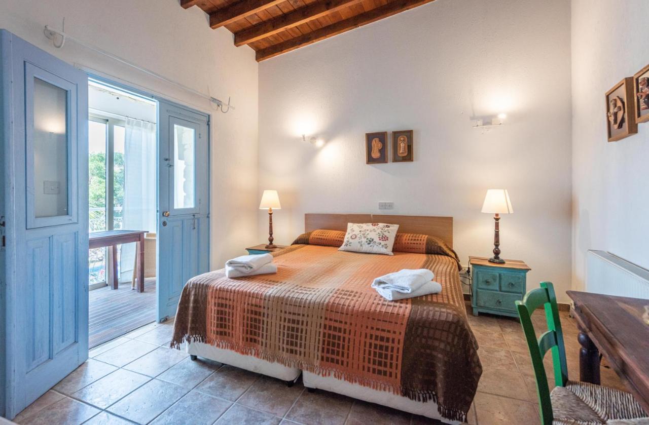 Adamos Hotel Apartments Тохни Екстериор снимка