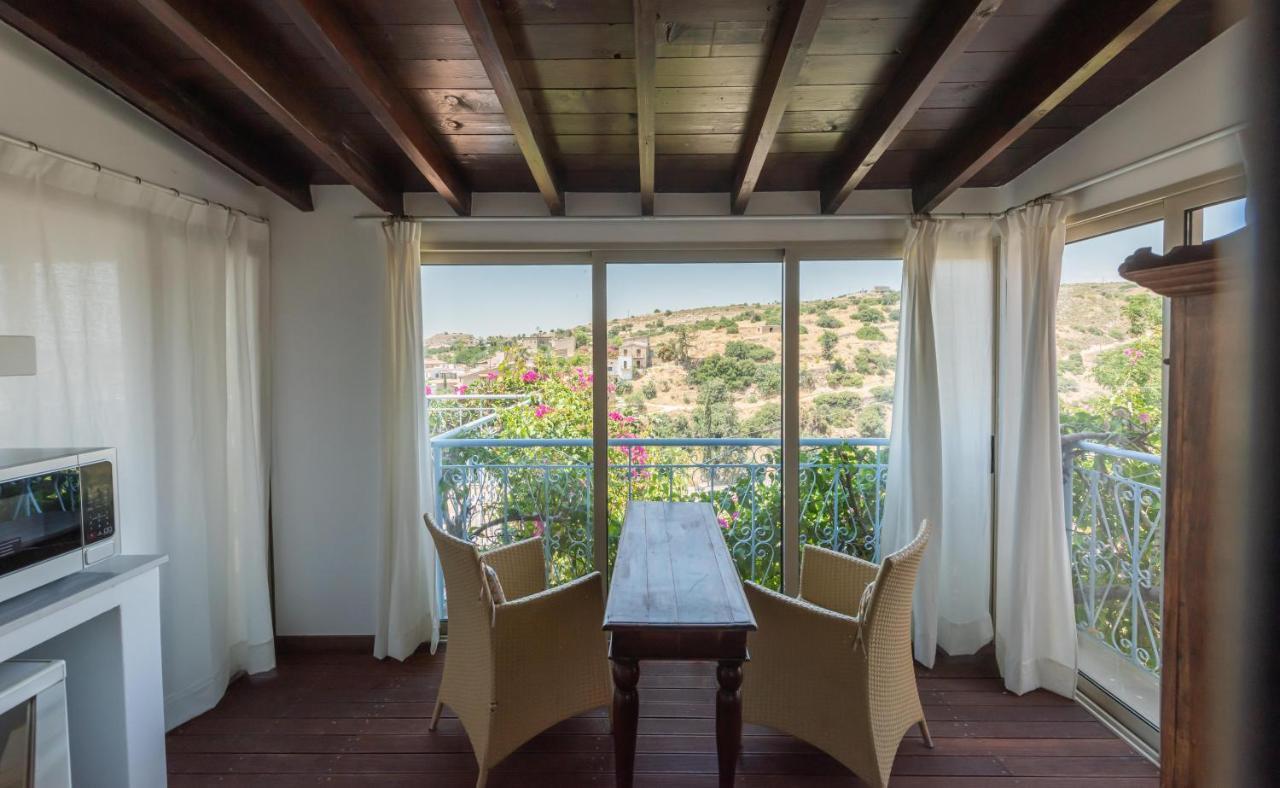 Adamos Hotel Apartments Тохни Екстериор снимка