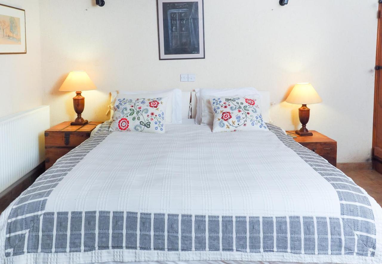 Adamos Hotel Apartments Тохни Екстериор снимка