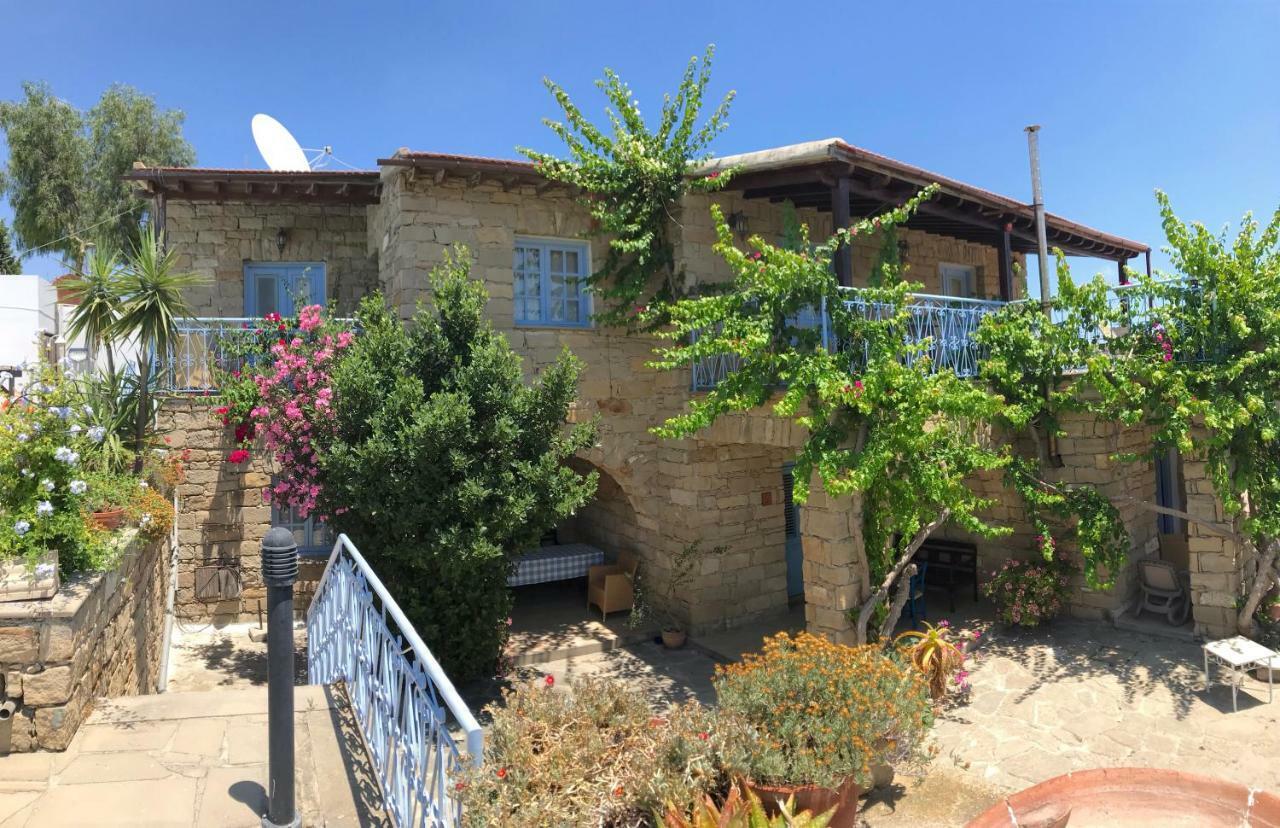 Adamos Hotel Apartments Тохни Екстериор снимка