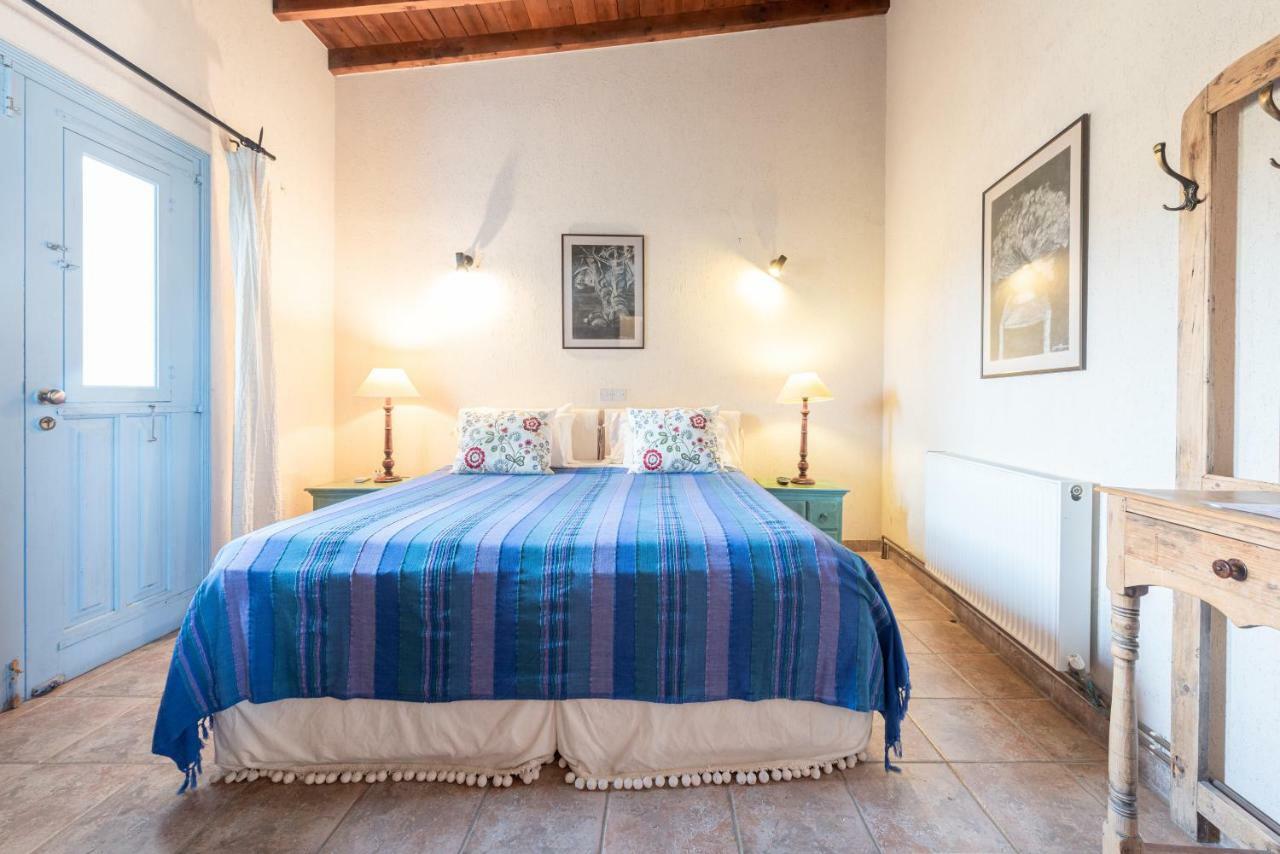 Adamos Hotel Apartments Тохни Екстериор снимка