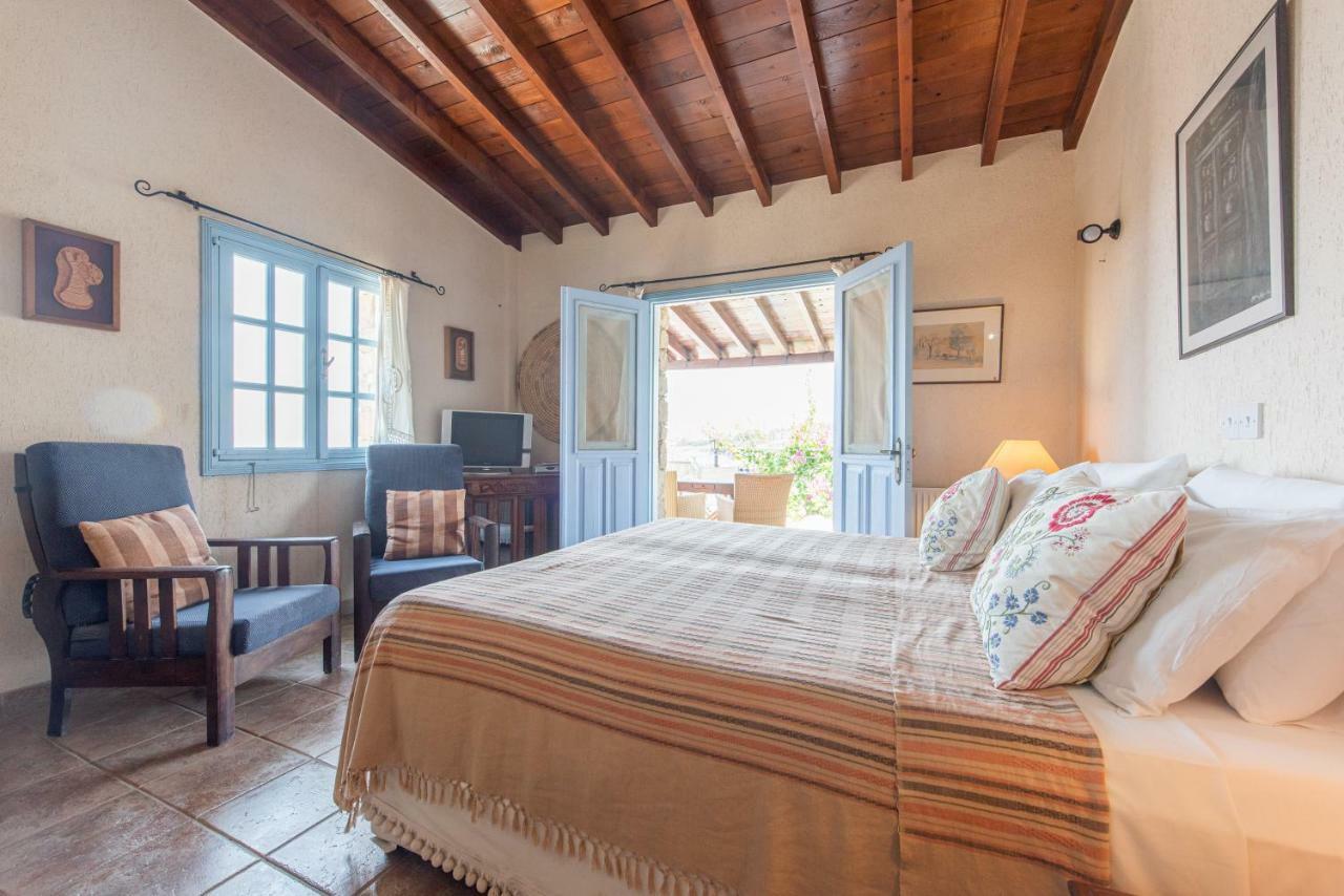 Adamos Hotel Apartments Тохни Екстериор снимка